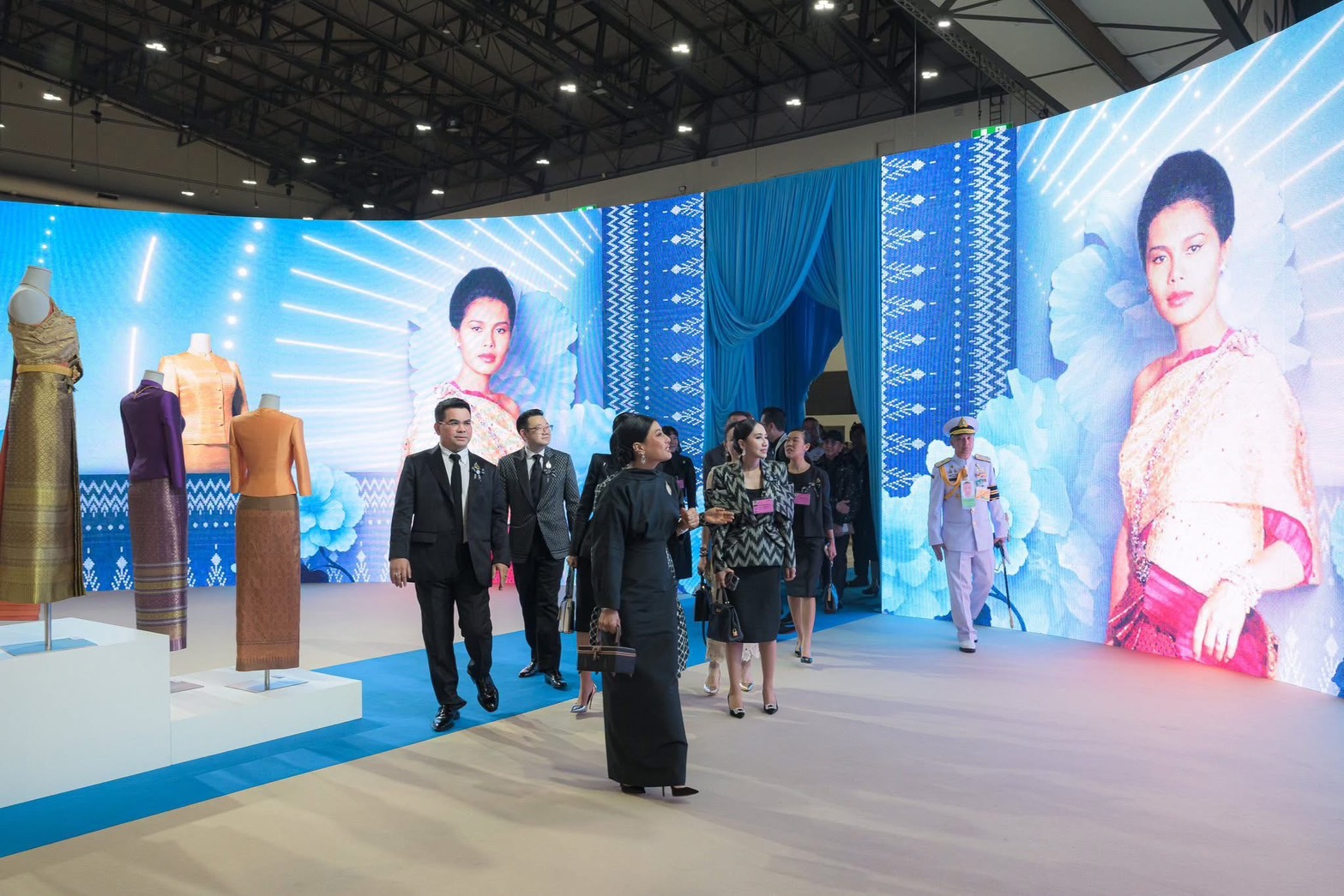 ✨พช.สุรินทร์✨  “Shopping Idea สืบสาน สร้างสรรค์ สานต่อความสำเร็จ “Surin Successful” Season 2“ สมเด็จพระเจ้าลูกเธอ เจ้าฟ้าสิริวัณณวรี นารีรัตนราชกัญญา ทรงพระกรุณาโปรดเกล้าฯ พระราชทานเหรียญรางวัลแก่ผู้ขับเคลื่อนงานผ้าไทยในงาน “Silk Festival 2025 สู่การพัฒนาที่ยั่งยืน”