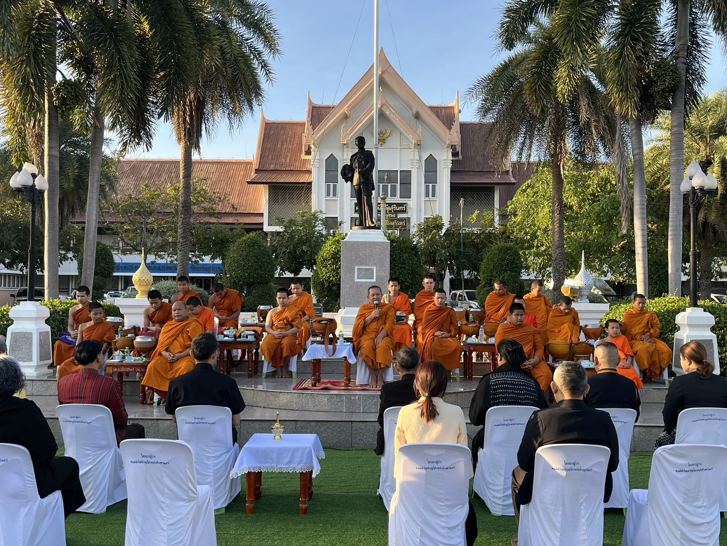 ✨พช.สุรินทร์✨  “Shopping Idea สืบสาน สร้างสรรค์ สานต่อความสำเร็จ “Surin Successful” Season 2” ร่วมแต่งผ้าไทยทำบุญตักบาตรวันเสาร์ ถวายเป็นพระราชกุศล สมเด็จพระนางเจ้าสิริกิติ์ พระบรมราชินีนาถ พระบรมราชชนนีพันปีหลวง