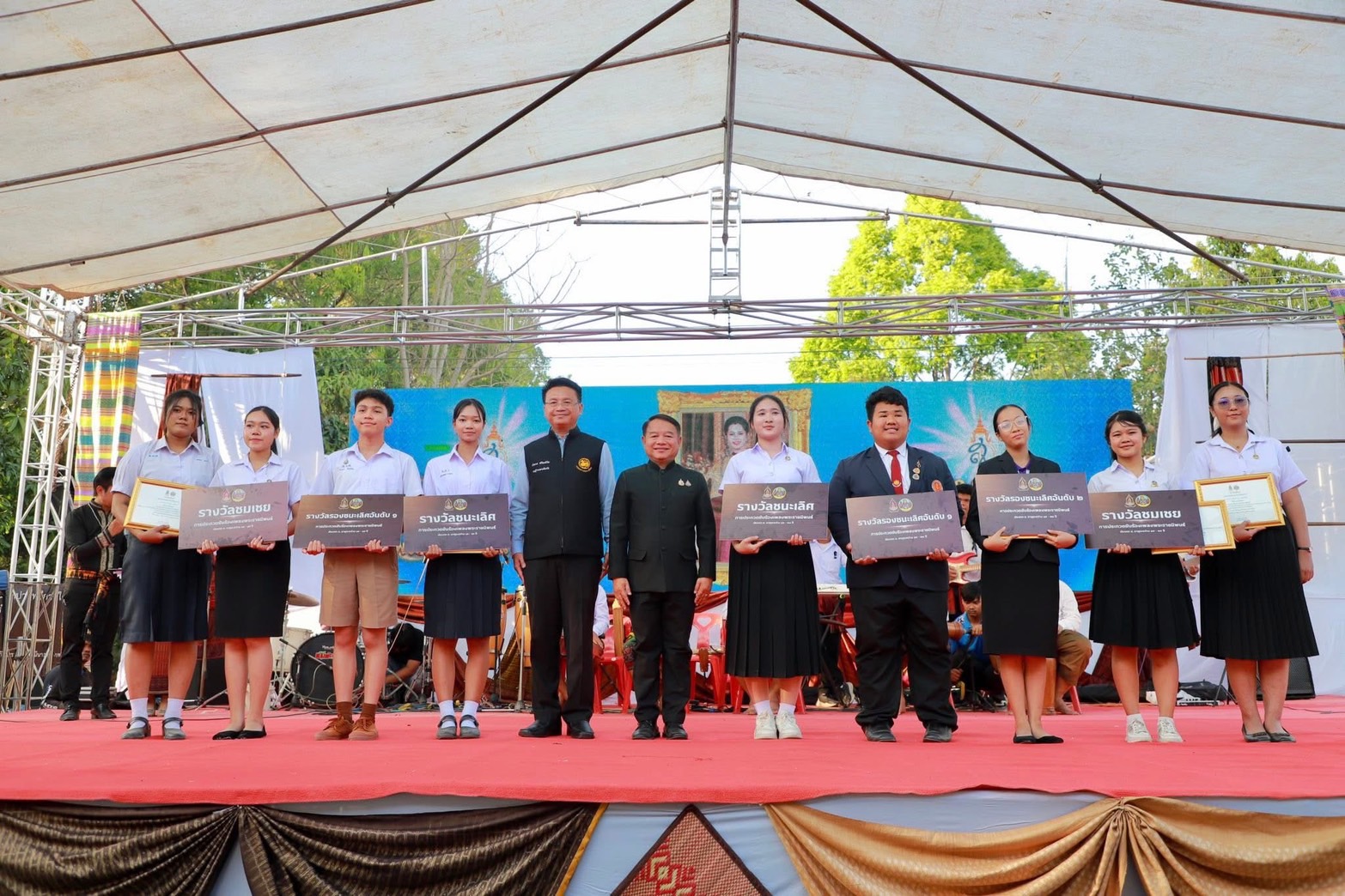 พช.สุรินทร์ ร่วมกิจกรรมประกวดผ้าไหมพื้นถิ่นและขับร้องเพลงพระราชนิพนธ์ เทิดพระเกียรติพระบรมราชชนนีพันปีหลวง