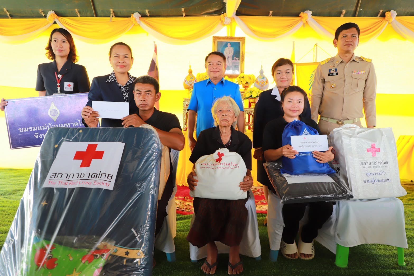 พช.สุรินทร์ ร่วมพิธีเชิญสิ่งของพระราชทานมอบแก่ประชาชนผู้ประสบอัคคีภัย ในพื้นที่ ต.สำโรง อำเภอเมืองสุรินทร์ จ.สุรินทร์