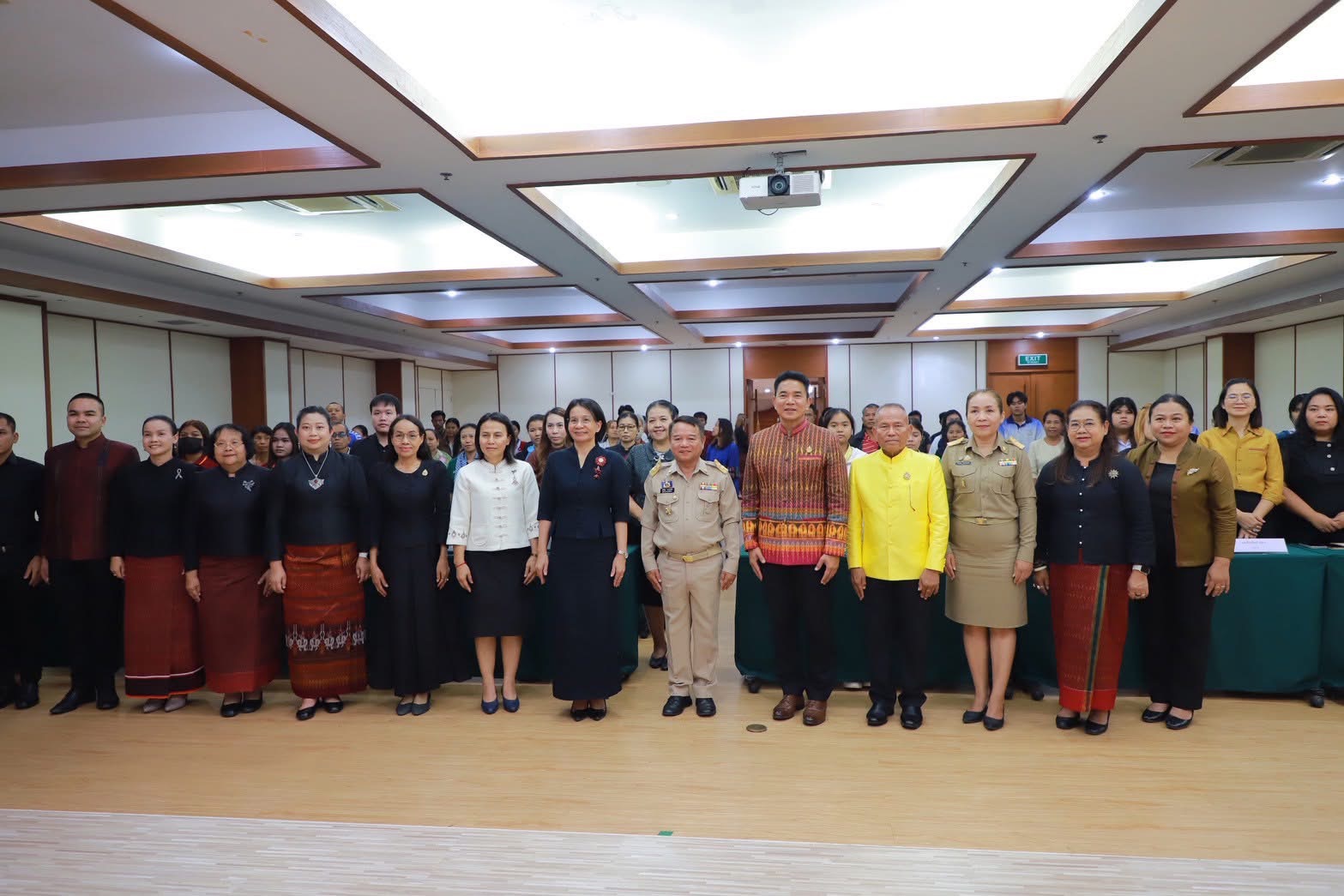 พช.สุรินทร์ ร่วมโครงการ สร้างสรรค์ผลิตภัณฑ์หัตถกรรมจากผ้าไหมโฮลสุรินทร์ เพิ่มมูลค่าทางเศรษฐกิจด้วยทุนทางวัฒนธรรม (HOL Surin Youth Crafts Community)