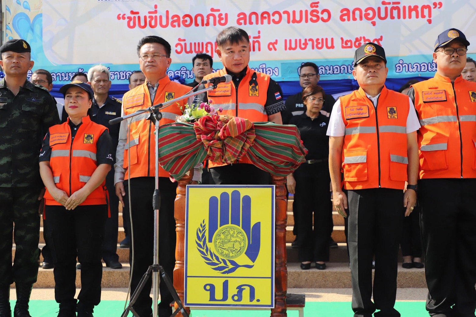 พช.สุรินทร์ ร่วมกิจกรรมปล่อยแถวดูแลความปลอดภัยและอำนวยความสะดวกจราจรช่วงสงกรานต์ 2569 FORGIFT FOR PEOPLE คืนคนดี คืนความสุข สู่สังคม “ขับขี่ปลอดภัย ลดความเร็ว ลดอุบัติเหตุ”