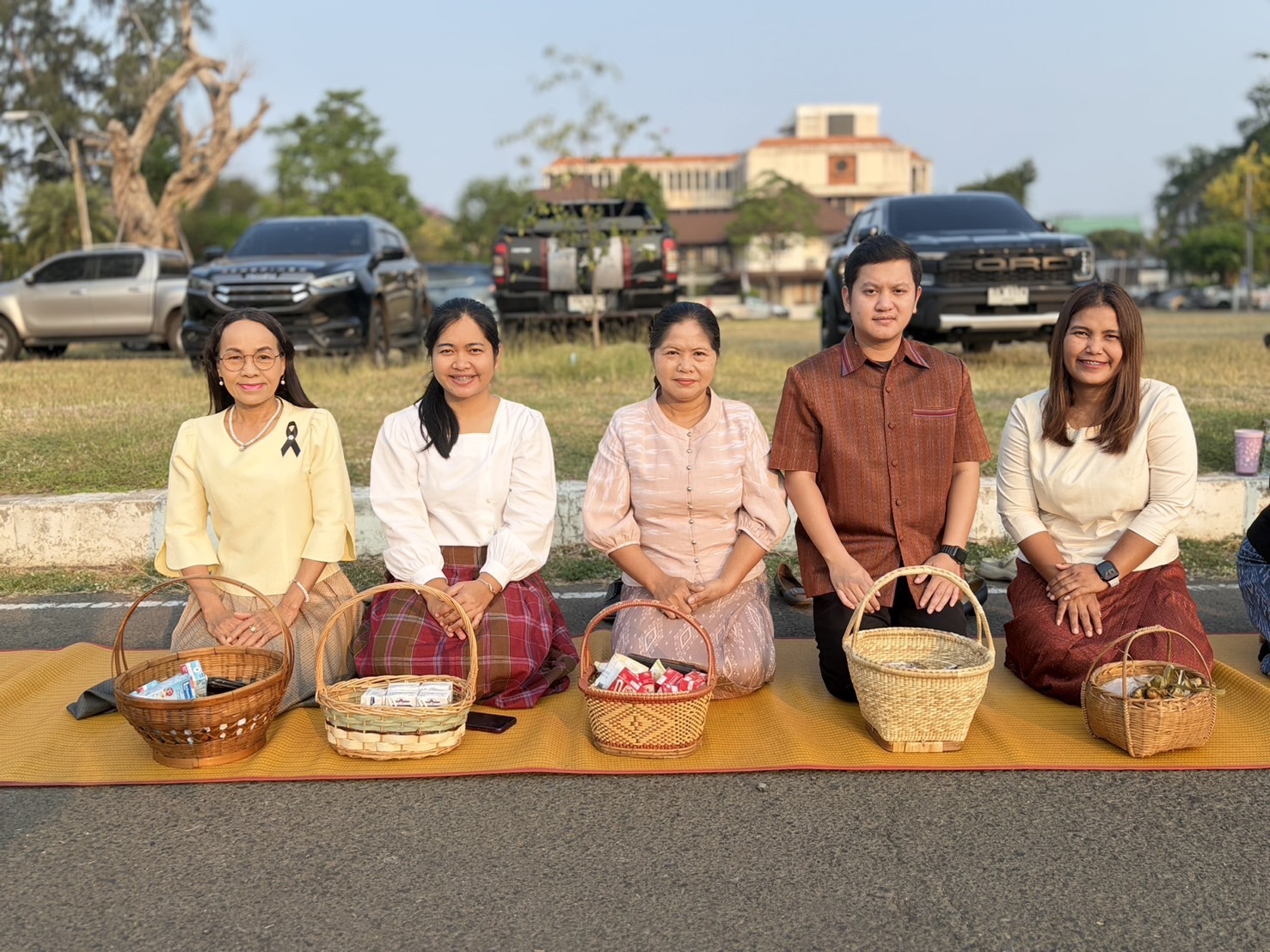 พช.สุรินทร์ ร่วมกิจกรรม "ผู้ว่าฯ พาแต่งผ้าไทย ทำบุญตักบาตรกับช้าง ทุกวันเสาร์" 