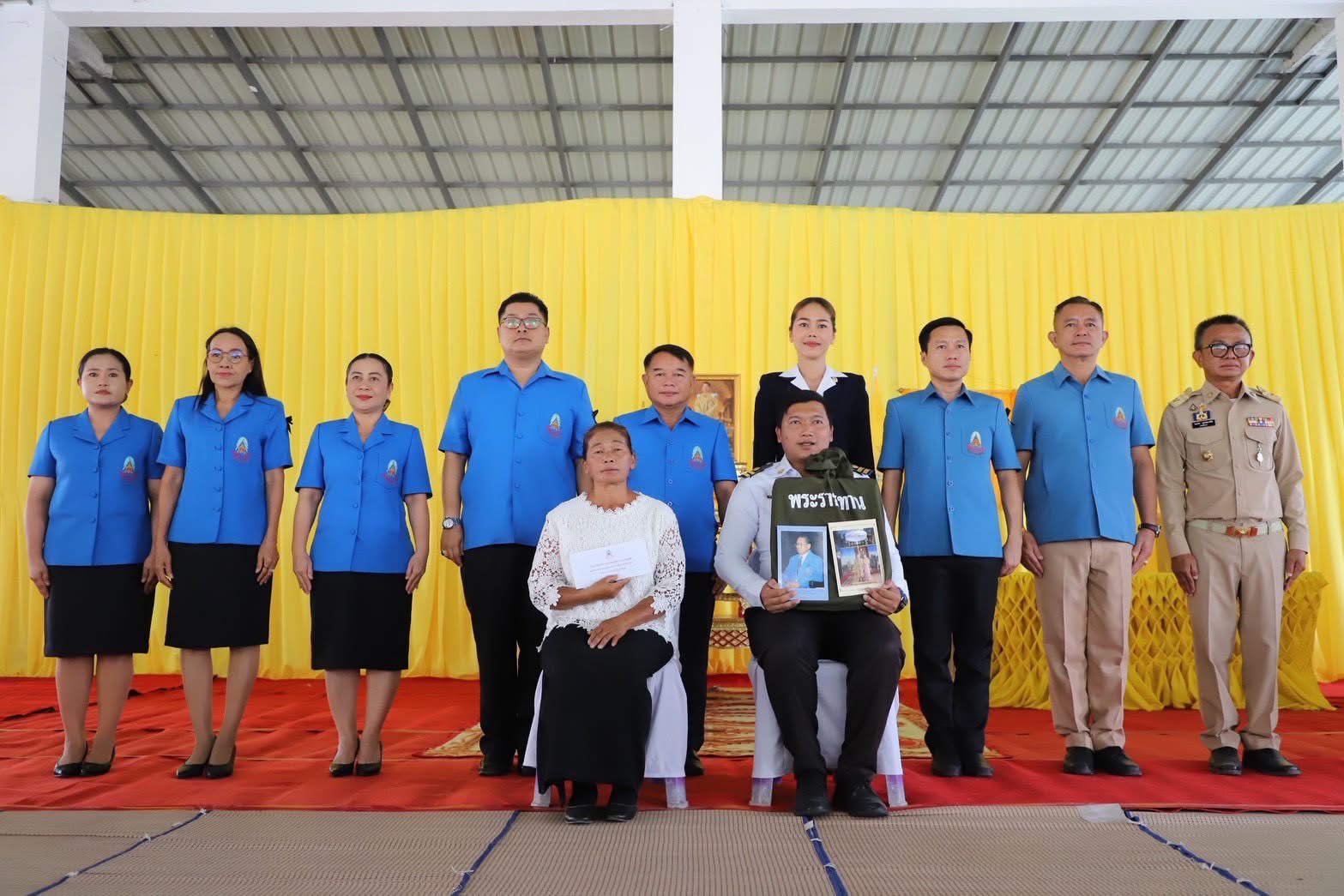 พช.สุรินทร์ ร่วมพิธีมอบเงินและสิ่งของพระราชทานมูลนิธิราชประชานุเคราะห์ ในพระบรมราชูปถัมภ์ เพื่อช่วยเหลือครอบครัวผู้ประสบภัย กรณี เครนที่ใช้ก่อสร้างทางรถไฟความเร็วสูงตกทับรถไฟ ณ อ.ศีขรภูมิ และ อ.ศรีณรงค์