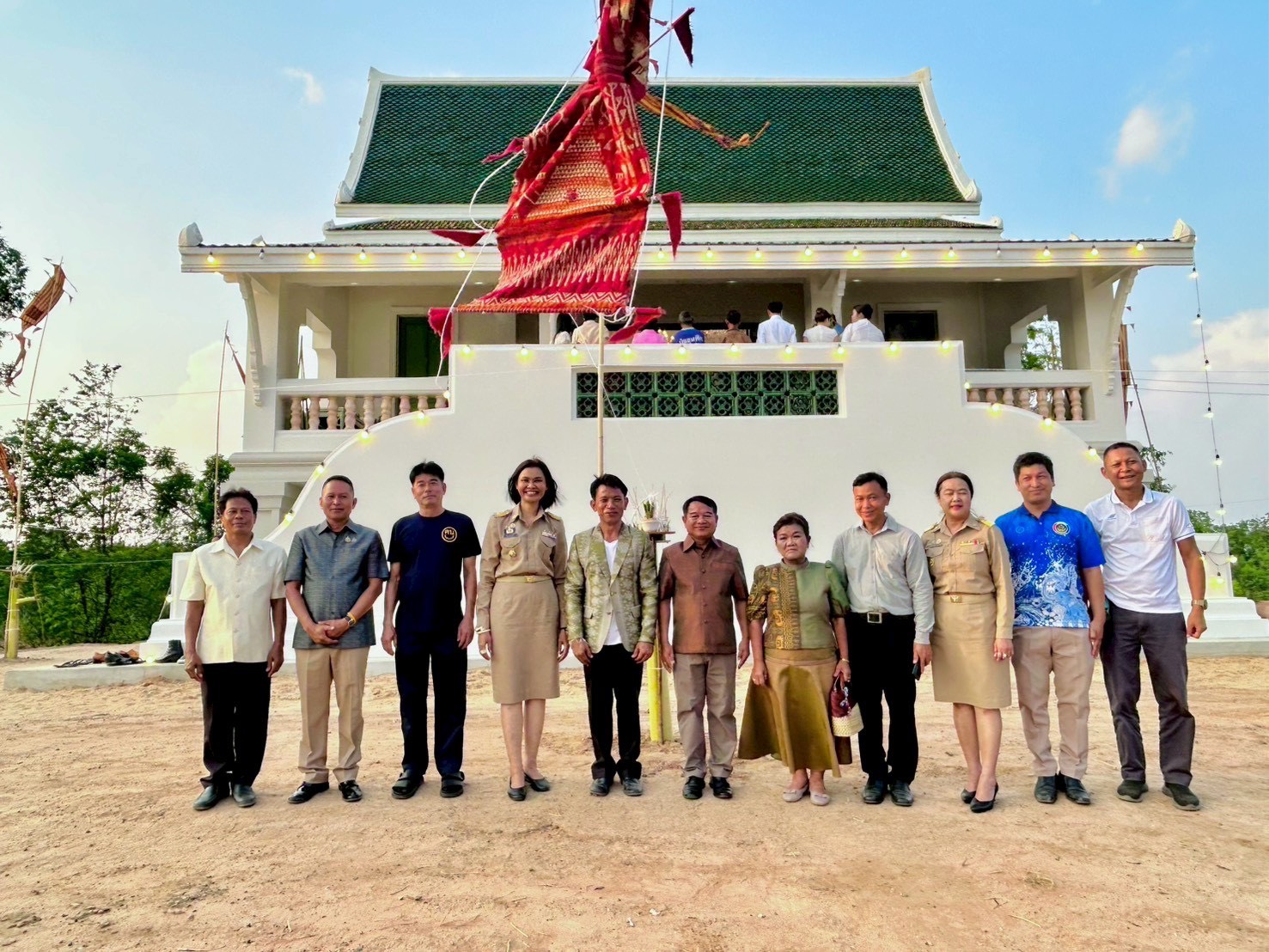 พช.สุรินทร์ ร่วมยินดี! "ช่างทอผ้าเหรียญทองระดับประเทศ" ผ้าลายพระราชทาน ขึ้นบ้านใหม่สุดอลังการ สืบสานตำนานผ้าไทย