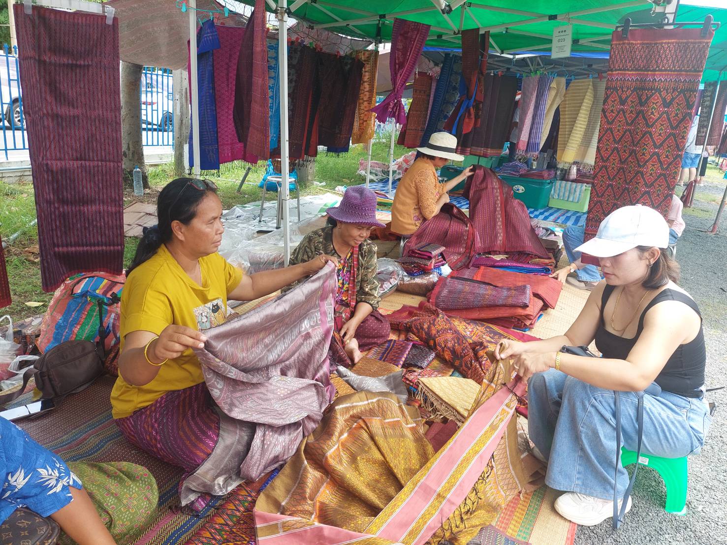 พช.สุรินทร์ ติดตามการดำเนินงานตลาดนัดผ้าไหมสุรินทร์